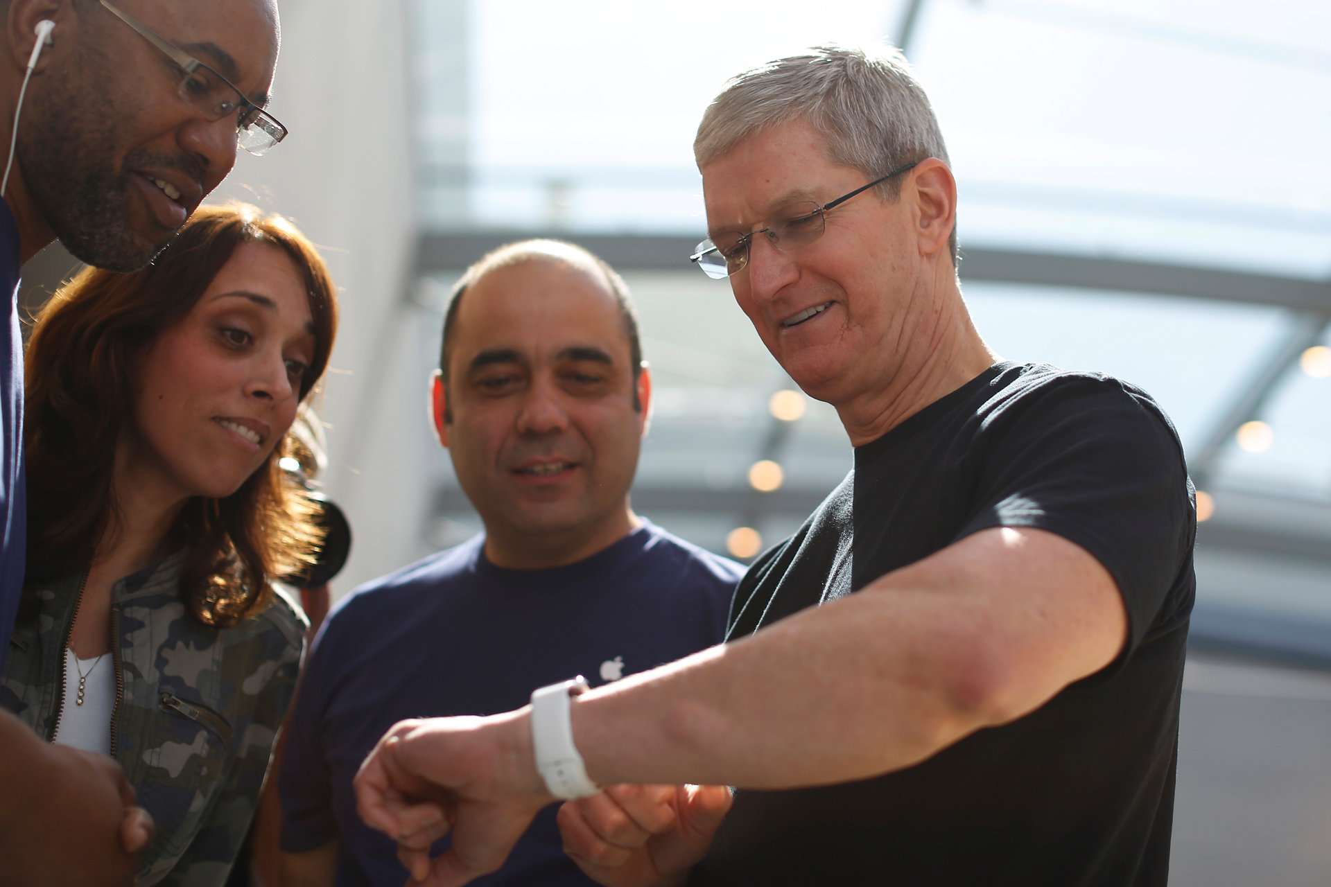 Here’s how Apple could use the Apple Watch to break into a whole new market for itself with healthcare