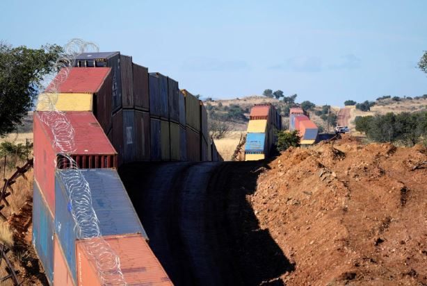 El gobernador de Arizona accede a retirar el muro de contenedores en la frontera