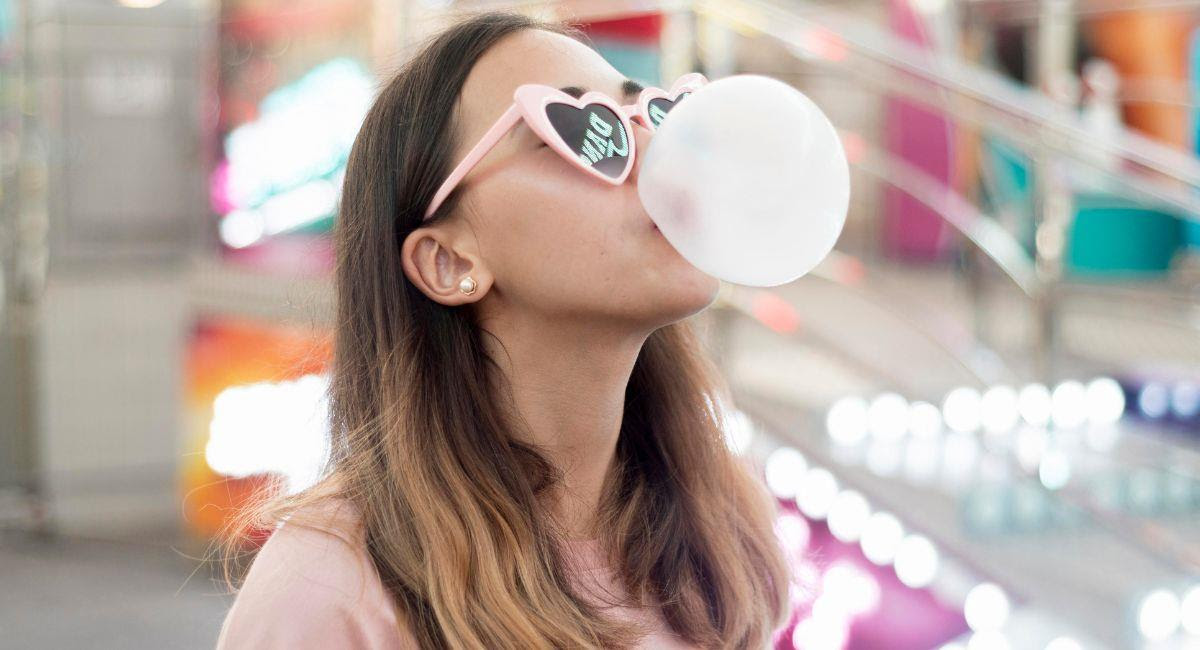 Estudio revela que masticar chicle altera las emociones