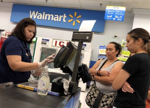 Walmart defiende a su sistema para frenar el millonario robo hormiga y sus empleados lo califican de..