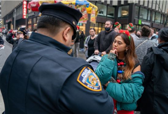 Agente de policía de Nueva York es arrestado por supuestamente emitir docenas de multas de tráfico falsas