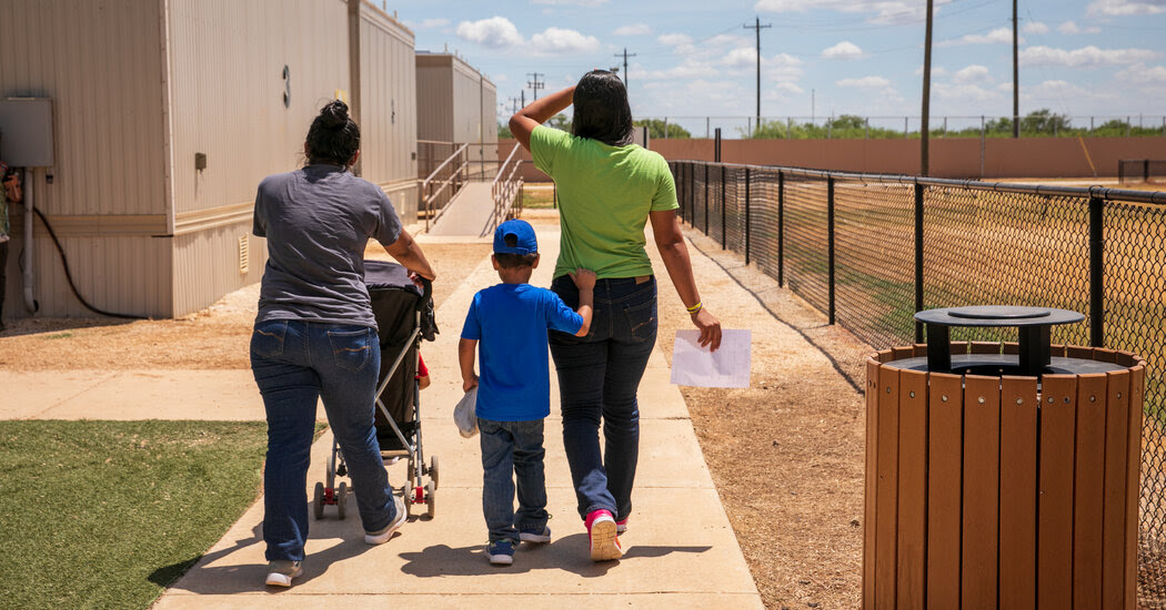 EE. UU. considera detener a familias migrantes una vez más