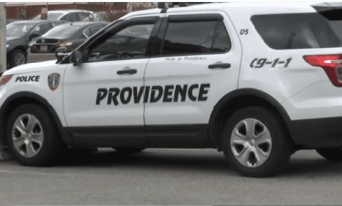 Niño de 13 años acusado de robar auto en Providence