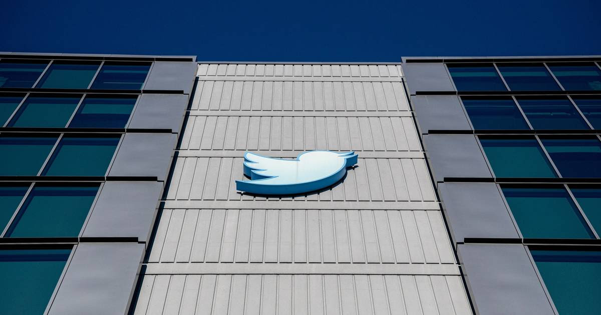 ‘Desaparece’ Twitter tras fusión con la firma privada X Corp