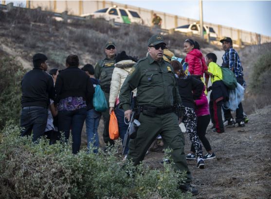 Gobierno de Biden establecerá centros de procesamiento de migrantes en América Latina