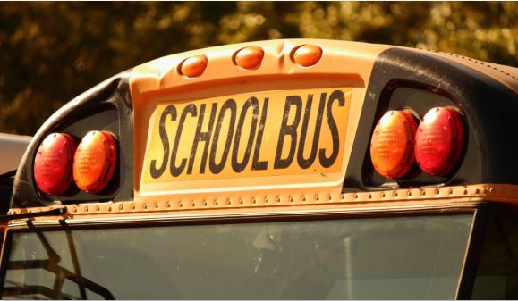 Lanzan piedra a autobús escolar en Providence y hieren a niño