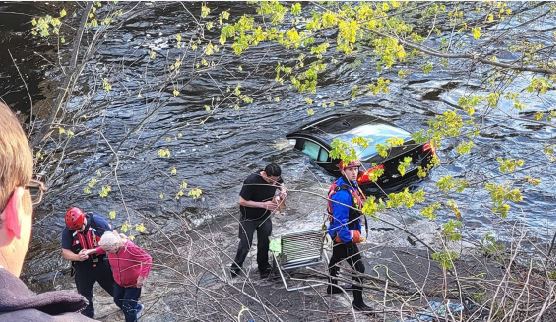 Strangers help pull woman from sinking car in Connecticut