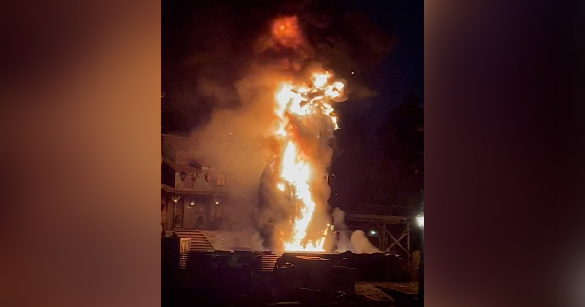 Un enorme dragón mecánico se incendia en Disneyland durante un espectáculo nocturno