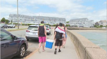 Narragansett considers time limit on free parking near town beach