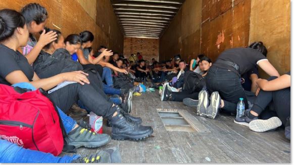 Encuentran en México a 64 inmigrantes abandonados en un tráiler en la carretera a Laredo