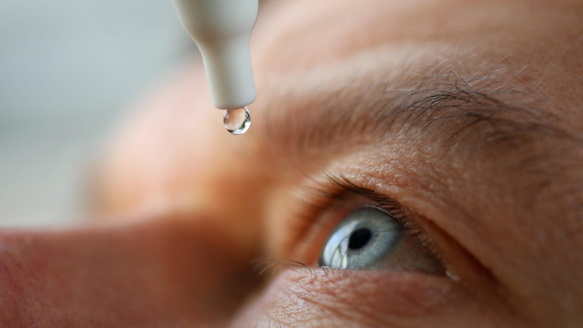 CVS y Walgreens entre las empresas señaladas por la FDA por vender productos de gotas para los ojos incompletos