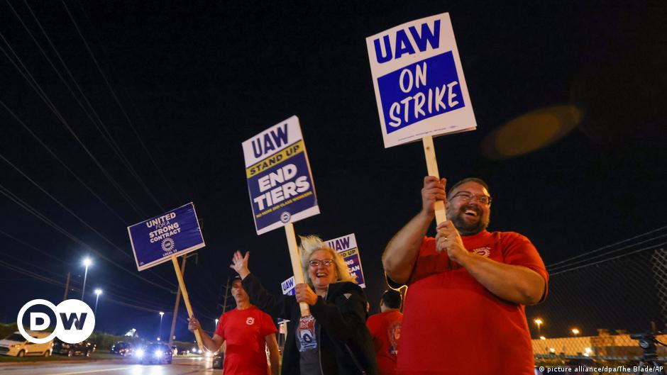 Sindicato automotriz de EE.UU. inicia histórica huelga