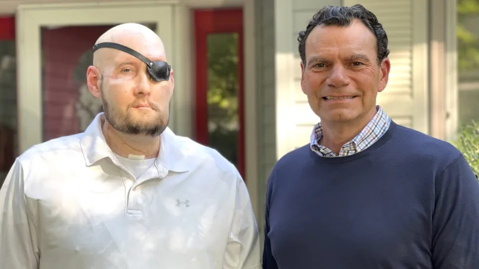 El primer trasplante mundial de ojo y cara da nuevas esperanzas a un hombre de Arkansas
