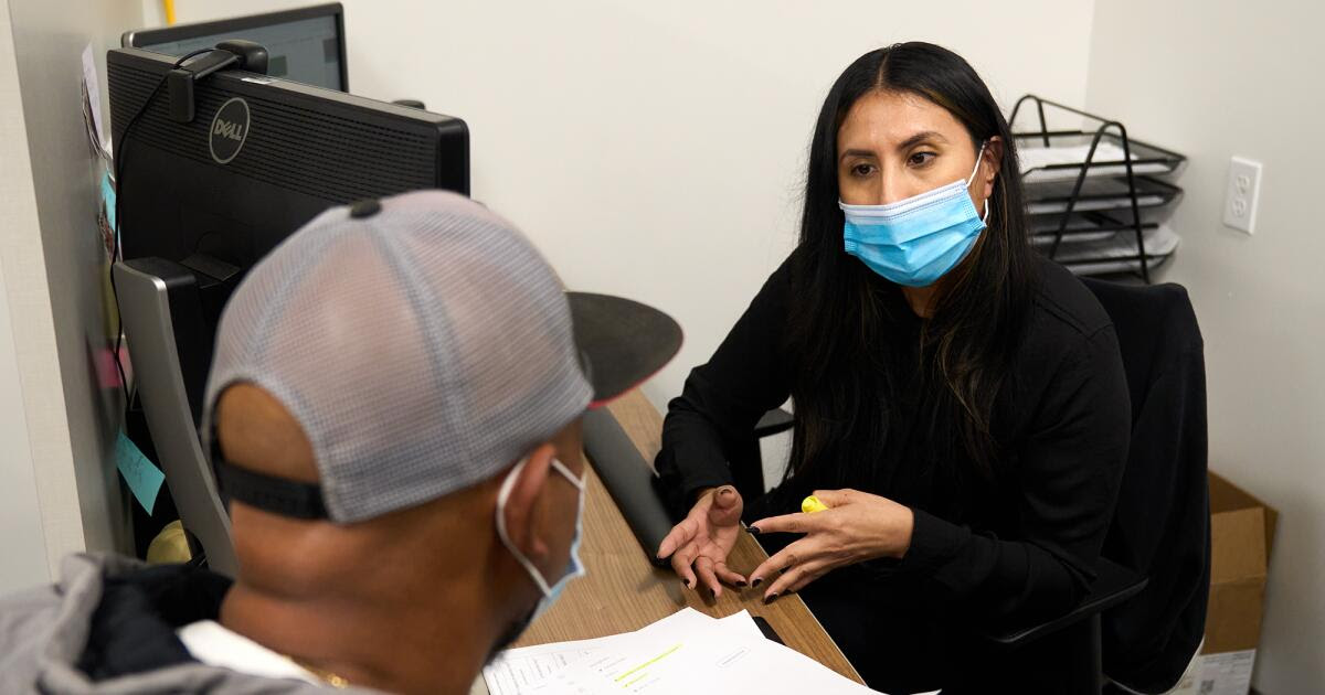 California se convierte en el primer estado en ofrecer seguro médico a todos los adultos indocumentados elegibles