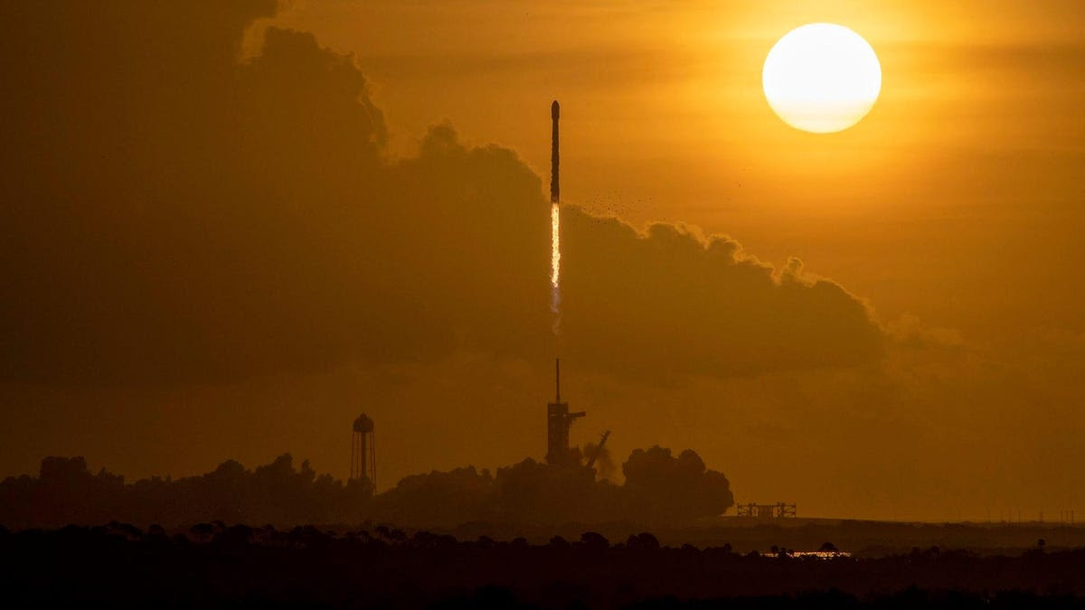 Cohete propulsor de SpaceX se parte en dos durante traslado a Florida