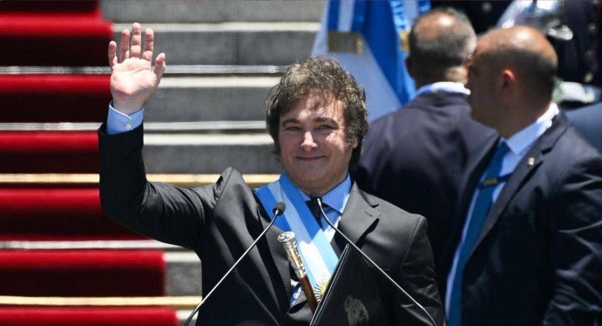 Devaluación del 54% del peso argentino bajo nuevo gobierno