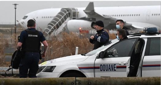 El avión que había sido retenido en Francia por sospechas de tráfico de personas aterrizó en India