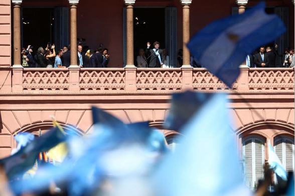 La Plaza de Mayo recibe al presidente Milei al grito de