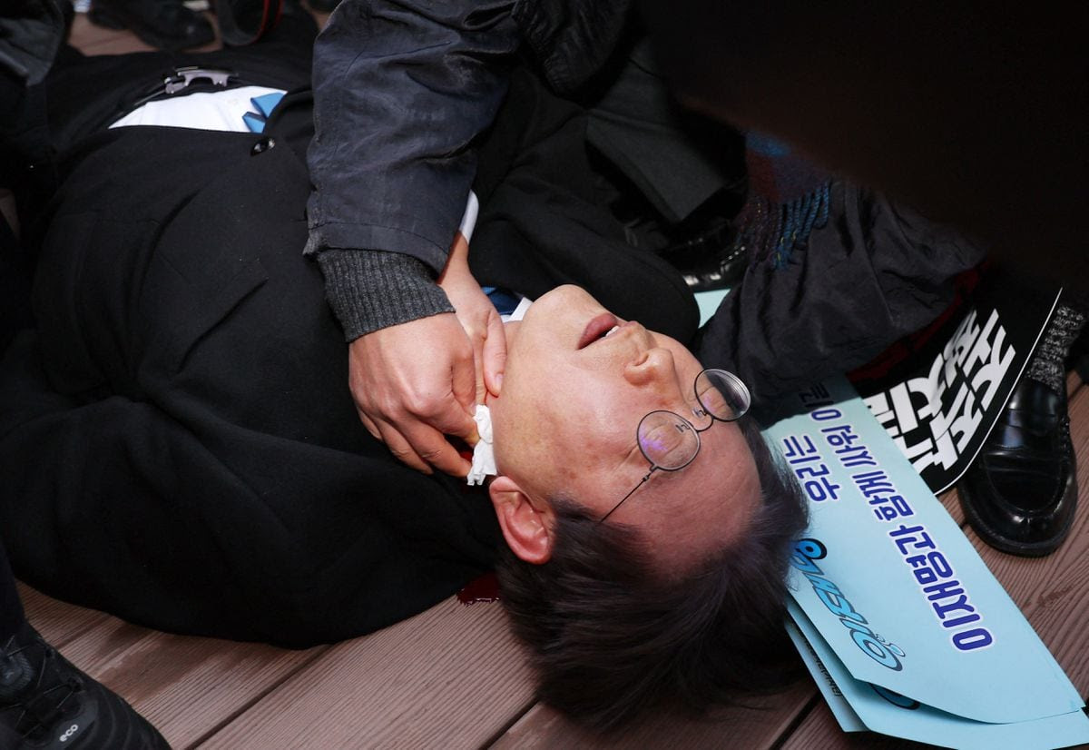 Apuñalado en el cuello el líder de la oposición de Corea del Sur