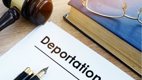 Fiscalía deportan y niegan la residencia de cientos de migrantes engañados por abogados fraudulentos del Bronx