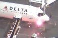 Evacuación de pasajeros tras incendiarse un avión de Delta Video