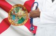 La ley que permite a médicos latinos trabajar en Florida