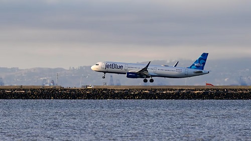 Decenas de personas hospitalizadas tras la pérdida de altitud de un avión el accidente obligó un aterrizaje de emergencia