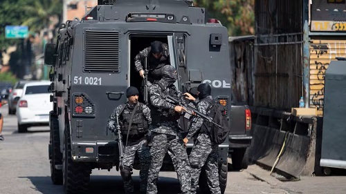Qué es el Comando Vermelho, el grupo criminal contra el que un operativo dejó más de un centenar de muertos en Brasil